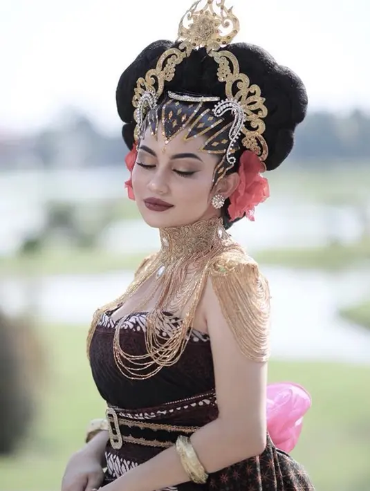Tak hanya dengan kebaya biasa, Ariel Tatum juga begitu cantik saat menggunakan kebaya serta makeup penuh dan tebal. Pesonanya kian terpancar dengan kebaya serba gelap ini. (Liputan6.com/IG/@arieltatum)