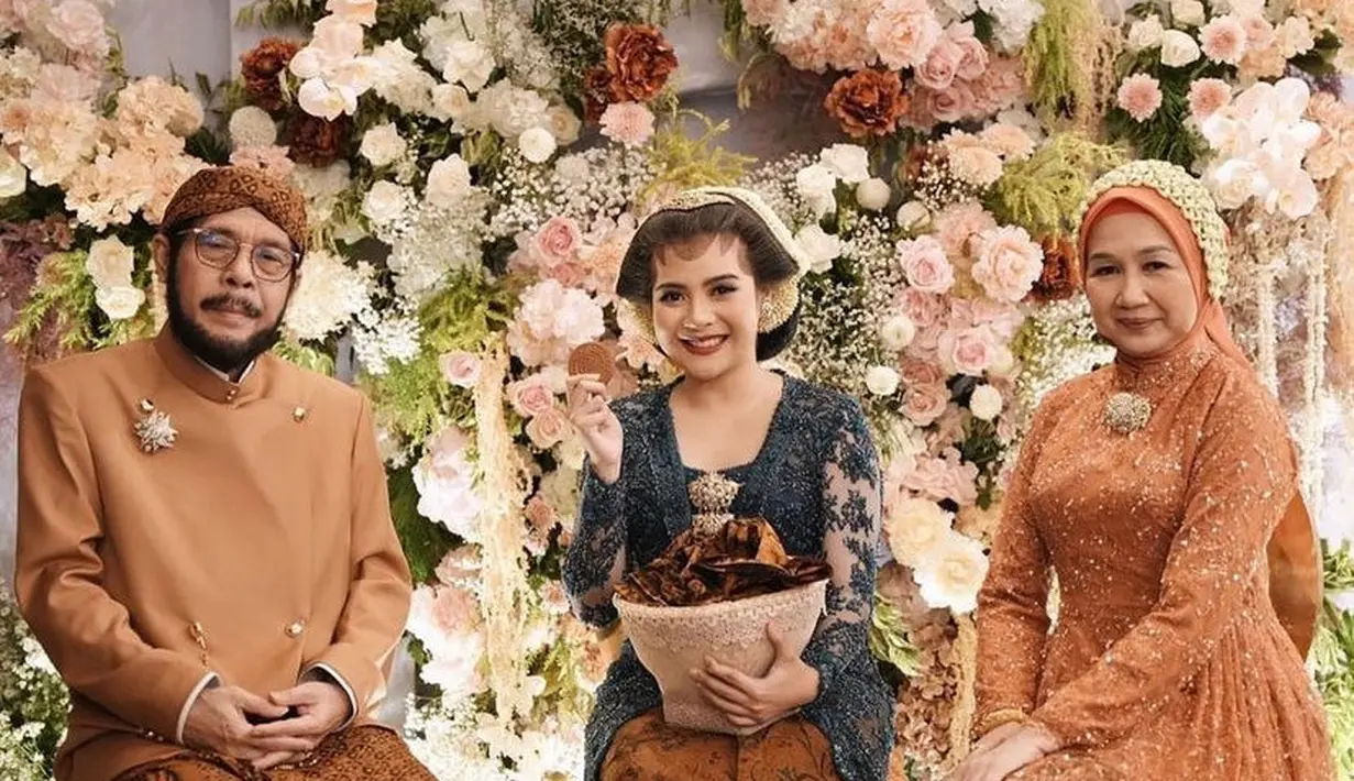 Saat siraman berlangsung ia pun didampingi oleh sang ayah, Anwar Usman dan ibu sambungnya Idayati yang mengenakan baju serba orange. [@ambarpaes_jakarta]