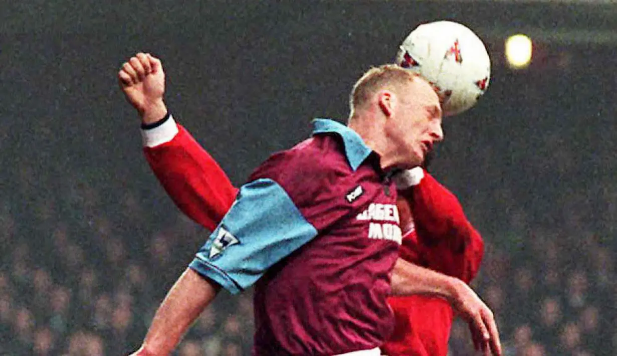 Iain Dowie - Pria asal Irlandia Utara ini merupakan pesepak bola yang menyandang gelar magister mekanik. Sebelum menjadi pemain profesional Dowie bekerja sebagai ilmuwan rudal. (AFP/Andrew Winning)