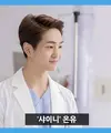 Saat bermain dalam Descendants of The Sun, Onew SHINee berperan sebagai seorang dokter. Cewek mana sih yang tidak senang jika dirawat dokter tampan seperti Onew. (Foto: koreaboo.com)