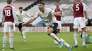 Pemain Manchester City, Rodrigo, melakukan selebrasi usai mencetak gol ke gawang Aston Villa pada laga Liga Inggris di Stadion Villa Park, Rabu (21/4/2021). City menang dengan skor 2-1. (Carl Recine/Pool via AP)