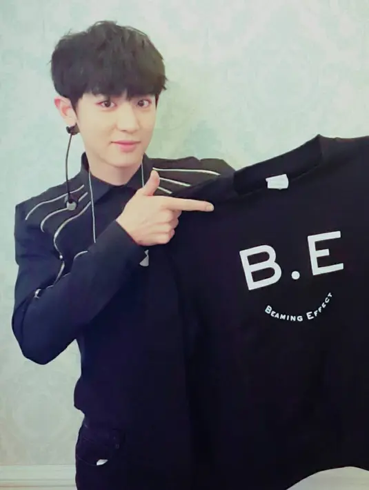 Tinggi dan jago bermain alat musik, itu kata-kata yang cocok untuk Chanyeol EXO. Pantas jika cowok ganteng satu ini diidamkan oleh banyak para wanita. (Foto: instagram.com/real__pcy)