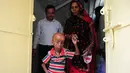 Penyintas progeria, Rupesh Kumar (21) mencari bantuan dana untuk penyakitnya di Kantor Magistrat Allahabad, India, Selasa (2/5). Penyakit langka itu mengubah Rupesh Kumar hingga memiliki wajah seorang kakek berusia 160 tahun. (SANJAY KANOJIA / AFP)