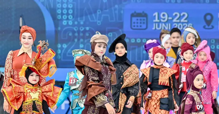 Para model cilik memperagakan karya mereka dalam peragaan busana Bhayangkara sebagai bagian dari peringatan 80 tahun Kepolisian Republik Indonesia, di Banda Aceh, Senin 22 Juni 2026. (CHAIDEER MAHYUDDIN/AFP)