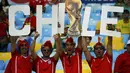 Keberhasilan Timnas Chili memasuki zona 16 besar Piala Dunia 2014 disambut meriah ribuan suporter di Stadion Maracana, Rio de Janeiro, (19/6/2014). (REUTERS/Pilar Olivares)