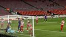 Barcelona mencetak gol ke gawang Atletico Madrid pada pertandingan La Liga di Stadion Camp Nou, Barcelona, Spanyol, Selasa (30/6/2020). Barcelona bermain imbang 2-2 melawan Atletico Madrid. (AP Photo/Joan Monfort)