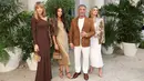 (kiri-kanan) Jennifer Flavin, Sistine Stallone, Sylvester Stallone, dan Sophia Stallone menghadiri Ralph Lauren SS23 Runway Show di The Huntington Library, Art Collections and Botanical Gardens, San Marino, California. Amerika Serikat, 13 Oktober 2022. Sistine tampak berseri-seri dalam gaun slip slinky saat dia tiba dengan jaket motor kulit yang diputihkan di atas bahunya. (Amy Sussman/Getty Images/AFP)