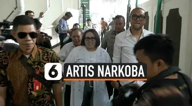 Nunung Srimulat dan suaminya, Iyan Sambiran menjalani sidang perdana terkait kasus narkoba R di Pengadilan Negeri Jakarta Selatan. Nunung mengaku siap dengan dakwaan apapun dari hakim di sidang perdananya ini.