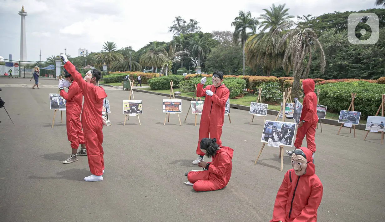 Aktivis melakukan happening art di kawasan Patung Kuda, Jakarta, Selasa (15/12/10). Aksi ini merefleksikan potret Indonesia di tahun 2020 #bersikanIndonesia, di tahun kelam bagi demokrasi yang dipertontonkan di ruang publik seperti korupsi, dikeberinya fungsi KPK. (Liputan6.com/Faizal Fanani)