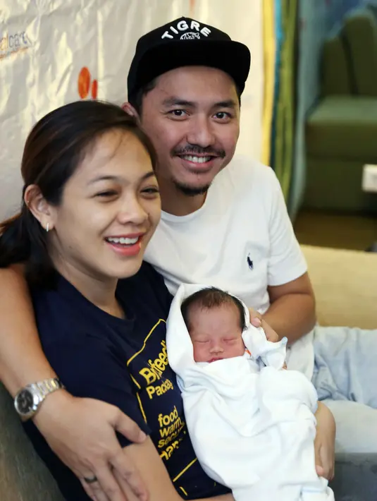 Pasangan yang usia pernikahannya lima tahun pada Juli mendatang itu berbagi kebahagiaannya melalui akun Instagram. Begitu juga detik-detik jelang melahirkan. Kedua pasangan ini sepekat memberi nama putranya Btara Langit Anandayu. (Nurwahyunan/Bintang.com)