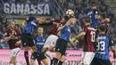 Bek Inter Milan, Skriniar, duel udara dengan striker AC Milan, Andre Silva, pada laga Serie A Italia di Stadion Giuseppe Meazza, Milan, Minggu (15/10/2017). Inter Milan menang 3-2 atas AC Milan. (AP/Antonio Calanni)