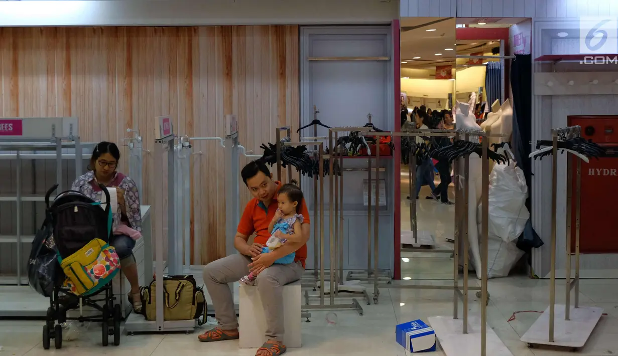 Pengunjung menunggu  di Gerai Matahari Mall di Taman Anggrek, Jakarta, Sabtu (25/11). Jelang ditutup permanen, Matahari Mall menggelar diskon besar-besaran, gerai Matahari di Taman Anggrek akan ditutup (3/12/2017). (liputan6.com/Angga Yuniar)