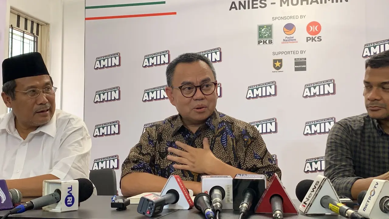 Co-Kapten sekaligus Ketua Harian Timnas Pemenangan Anies-Cak Imin (AMIN), Sudirman Said (tengah)