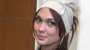 Lagi-lagi Luna selalu tampil dengan riasan makeup no makeup. Hanya bagian mata yang terlihat “menyala”. Kala itu, ia tampil dengan penutup kepala di atas rambut yang diikat.  [Dok. Kapanlagi.com]