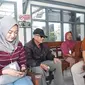 Kastur (65), penjual soto warga Colomadu, Karanganyar, Jawa Tengah, didampingi kuasa hukumnya Bekti Pribadi. (Solopos.com/ Nicolous Irawan)