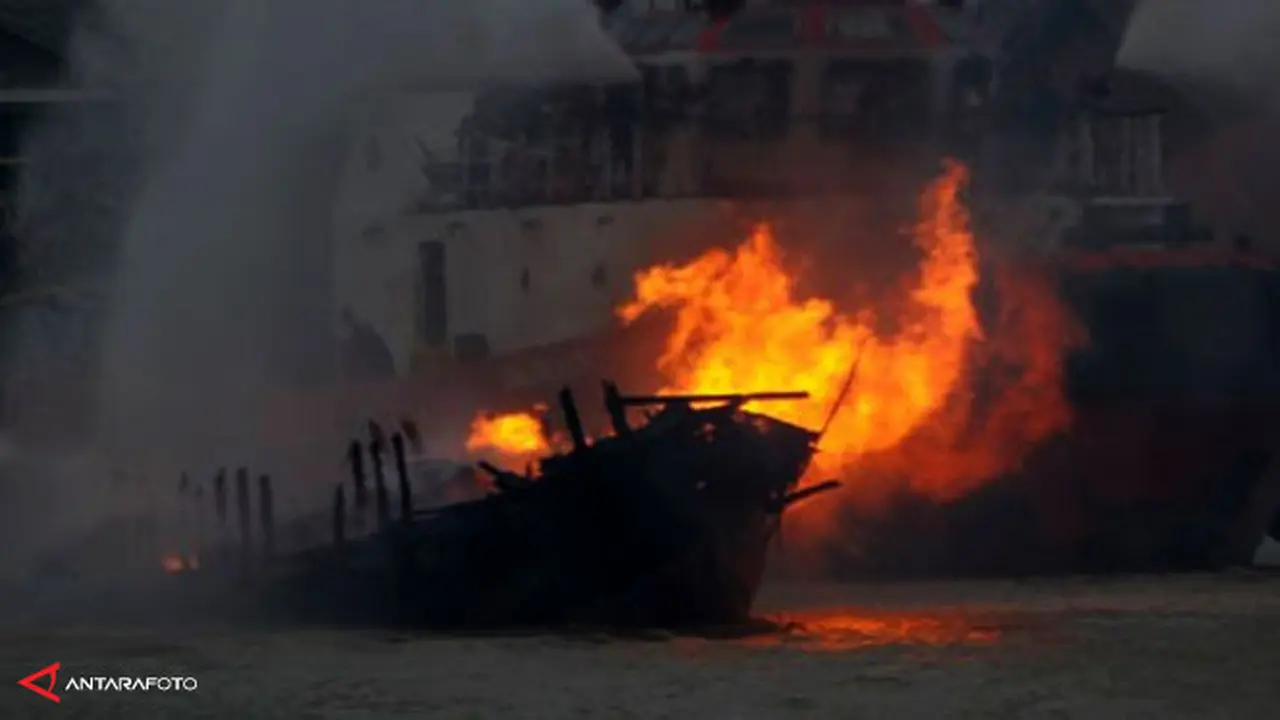 kapal-terbakar-130822d.jpg
