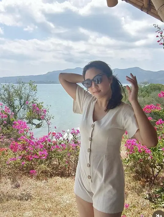 Potret berikutnya, Sherina tampil dengan jumpsuit warna beige dengan aksen kancing depan berkerah v neck. Ia pun mengenakan kacamata hitam.  [@sherinamunaf]