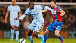 Gelandang Manchester City, Yaya Toure (tengah) berusaha mengontrol bola dari kejaran pemain Crystal Palace saat Laga Liga Premier Inggris di Selhurst Park Stadium, Inggris, ( 6/4/2015). Crystal Palace menang 2-1 atas Manchester City. (Reuters/John Sibley)