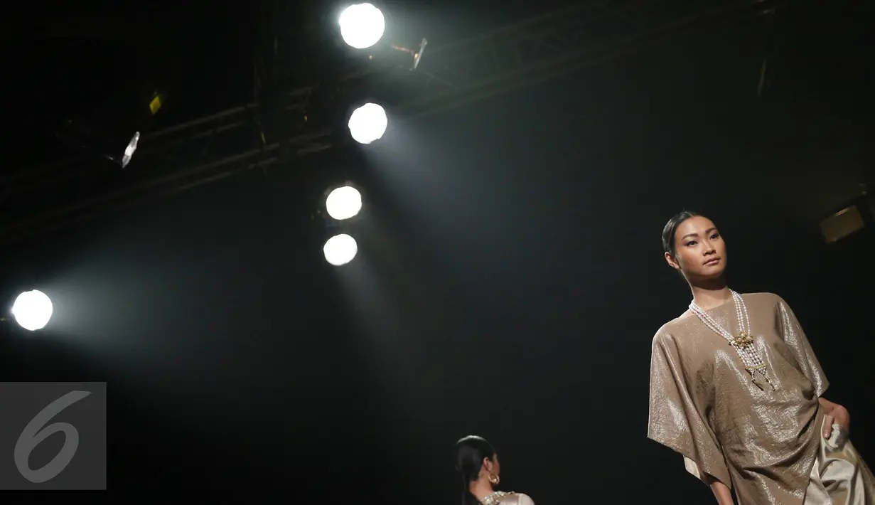 Seorang model mengenakan busana karya desainer Denny Wirawan dalam peragaan busana di Jakarta, Rabu (26/5). Dalam kesempatan itu, 50 outfit dikemas dalam potongan-potongan manis, seperti kaftan, jumpsuit, outer dan gaun. (Liputan6.com/Immanuel Antonius)
