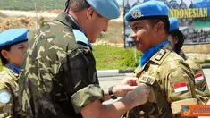 Citizen6, Lebanon: Ratusan personel Kontingen Indonesia dari beberapa kesatuan tugas yang tengah bertugas di bawah komando Unifil menerima medali perdamaian dari PBB, bertempat di lapangan Sudirman, Camp Green Hill, Naqoura Lebanon Selatan, Kamis (21/7). 