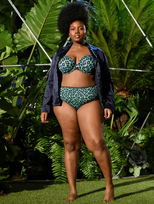 Model plus size berpose mengenakan lingerie di atas runway Savage x Fenty Show pada New York Fashion Week di Brooklyn, Rabu (12/9). Fashion show kali ini jadi sorotan karena menampilkan model dengan berbagai tipe dan ukuran tubuh. (AP/Diane Bondareff)