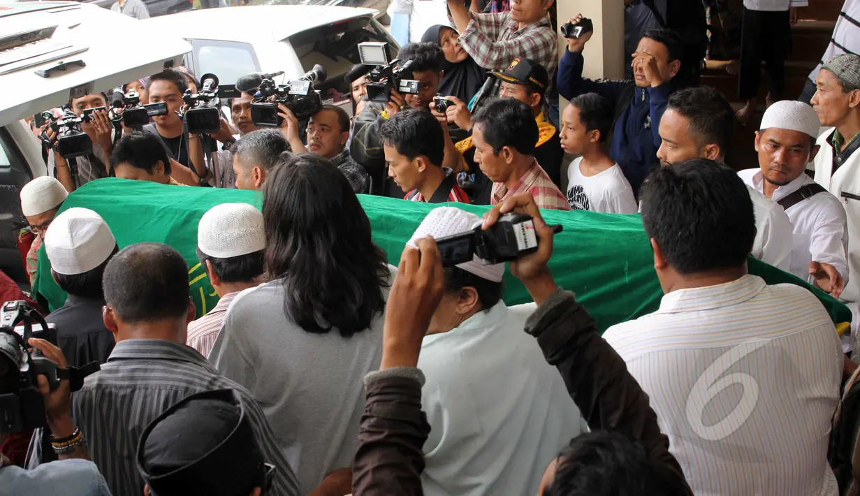 Keranda jenazah almarhum Didi Widiatmoko alias Didi Petet saat ingin dimasukan kedalam mobil ambulan usai disalatkan untuk dimakamkan di TPU Tanah Kusir, Jakarta, Jumat (15/5/2015). (Liputan6.com/Helmi Afandi)