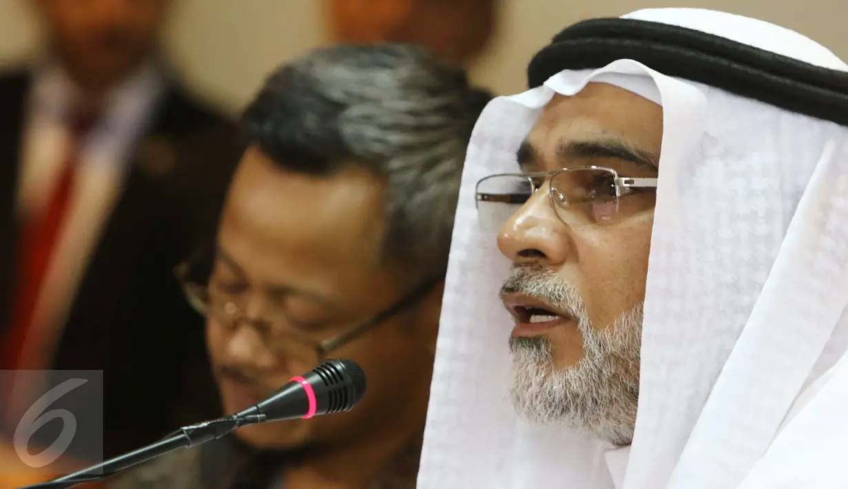 Duta Besar Arab Saudi untuk Indonesia Osama bin Al-Mohammed al-Shuaibi memberikan penjelasan terkait kedatangan Raja Salman bin Abdulaziz al-Saud ke Indonesia saat menggelar jumpa pers di Jakarta, Selasa (28/2). (Liputan6.com/Helmi Afandi)