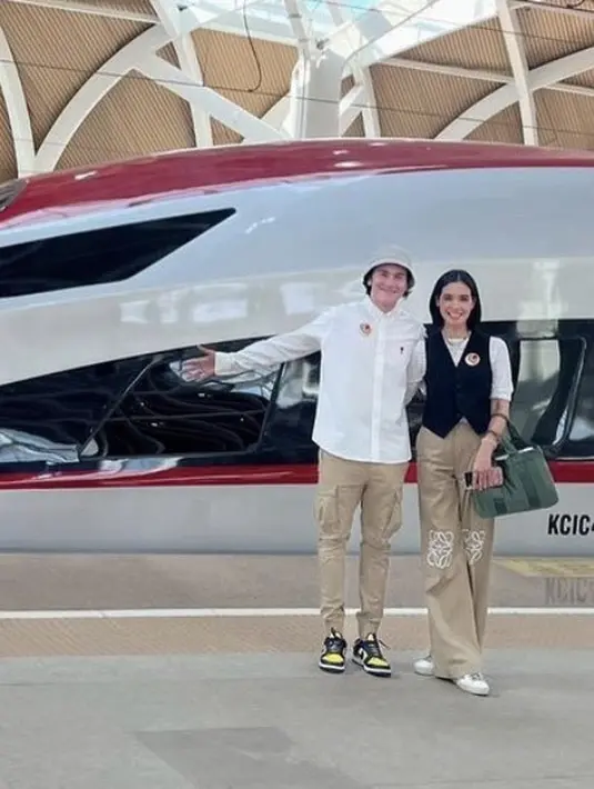 Marsha Timothy tampil mengenakan atasan vest hitam dipadukan inner lengan pendek putih dan celana coklatnya. [@marshatimothy]