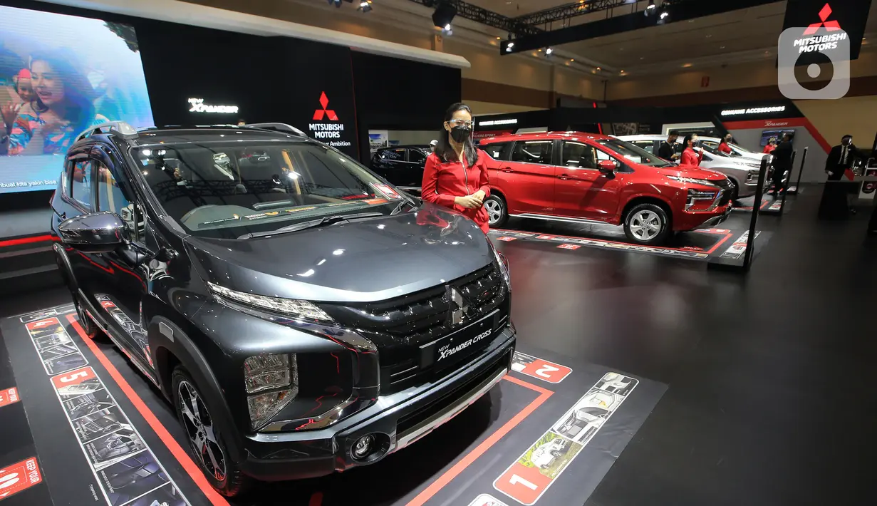 Model berdiri samping mobil Mitsubishi New Xpander pada JAW 2022 di booth Mitsubishi Motors JCC, Jakarta, Selasa (15/3/2022). MMKSI menghadirkan line-up unggulan Mitsubishi Motors terdiri dari New Xpander, New Xpander Cross, Pajero Sport, Outlander PHEV dan Triton. (Liputan6.com/Fery Pradolo)