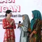 Kepala Eksekutif Pengawas Perilaku Pelaku Usaha Jasa Keuangan, Edukasi dan Pelindungan Konsumen OJK Friderica Widyasari Dewi memberikan edukasi keuangan kepada para ibu-ibu di Banyumas, Jawa Tengah.