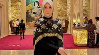 5 Model Dress Panjang Inneke Koesherawati yang Cocok untuk Ibu-ibu Jelang Usia 50 Tahun