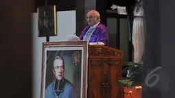 Sebelumnya Romo Carolus pernah menjadi  pendamping sekaligus saksi mata 2 terpidana mati Hansen Antonius Nwaolisa dan Samuel Iwuchukwu Okoye, Jawa Tengah, Minggu, (8/3/2015). (Liputan6.com/Johan Tallo)