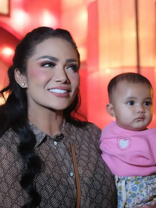 Krisdayanti Saat Idul Adha dan Liburan di Malang Bersama Dua Cucu. [@krisdayantilemos]