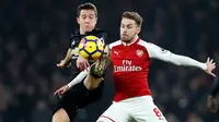 Pemain Manchester United Ander Herrera berebut bola dengan pemain Arsenal, Aaron Ramsey di pertandingan Liga Inggris di stadion Emirates, London (2/12). (AP Photo/Kirsty Wigglesworth)