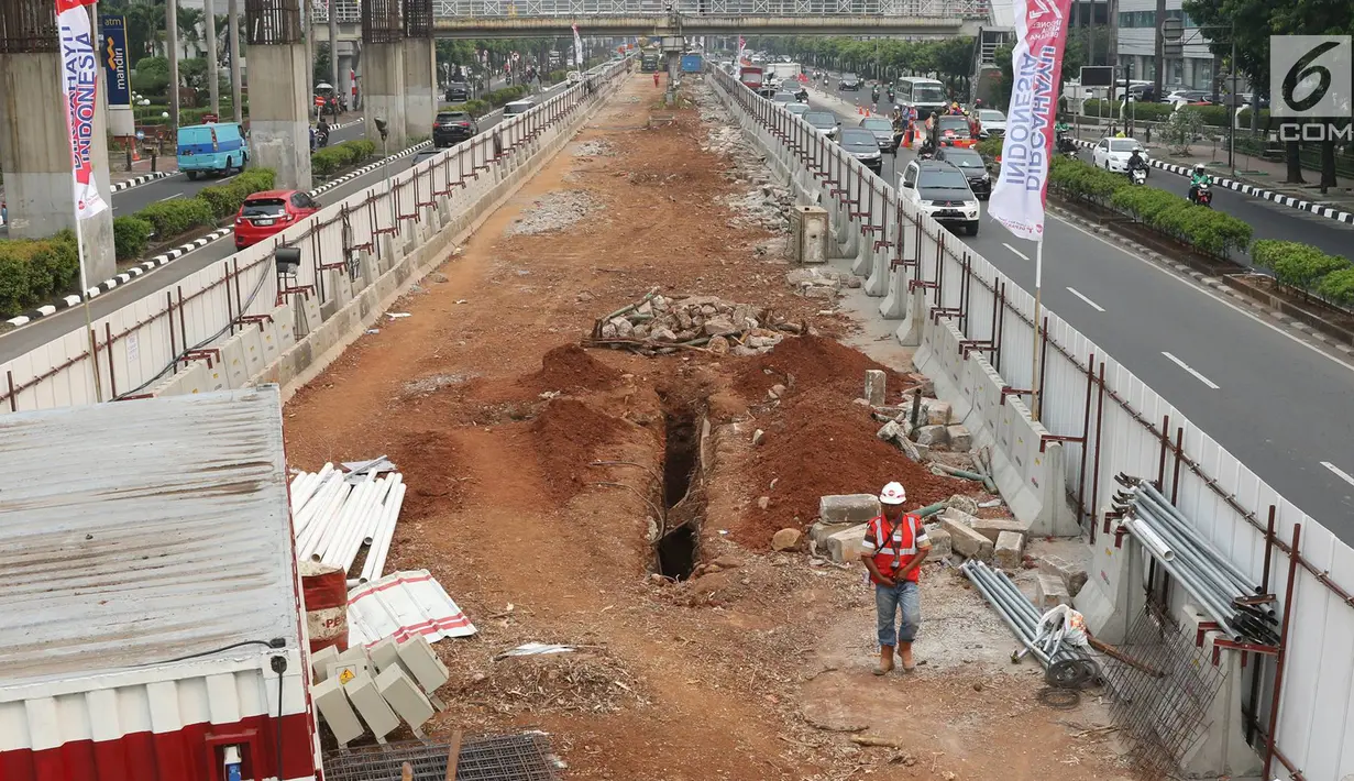 Suasana pembangunan proyek kereta api ringan atau light rail transit (LRT) Cawang-Dukuh Atas di Jalan Rasuna Said, Kuningan, Jakarta, Rabu (9/8). Proyek sepanjang 10,5 km tersebut ditargetkan rampung pada Desember 2018. (Liputan6.com/Immanuel Antonius)