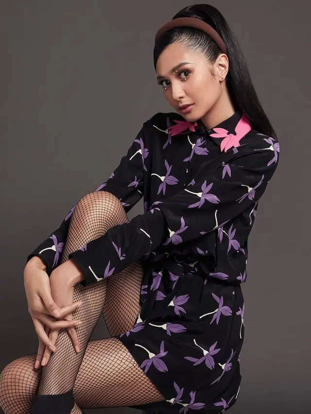Disebut Mirip Ariana Grande, Ini 6 Gaya Pemotretan Mikha Tambayong