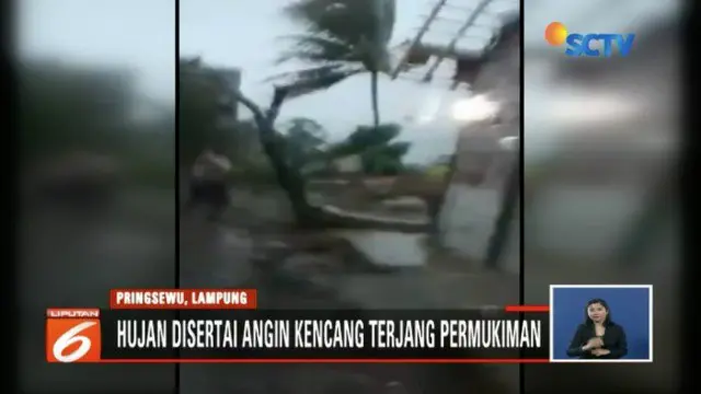 Lima rumah rusak parah akibat angin kencang di Pringsewu, Lampung. Meski tidak ada korban jiwa, namun angin kencang membuat warga panik menyelamatkan diri.