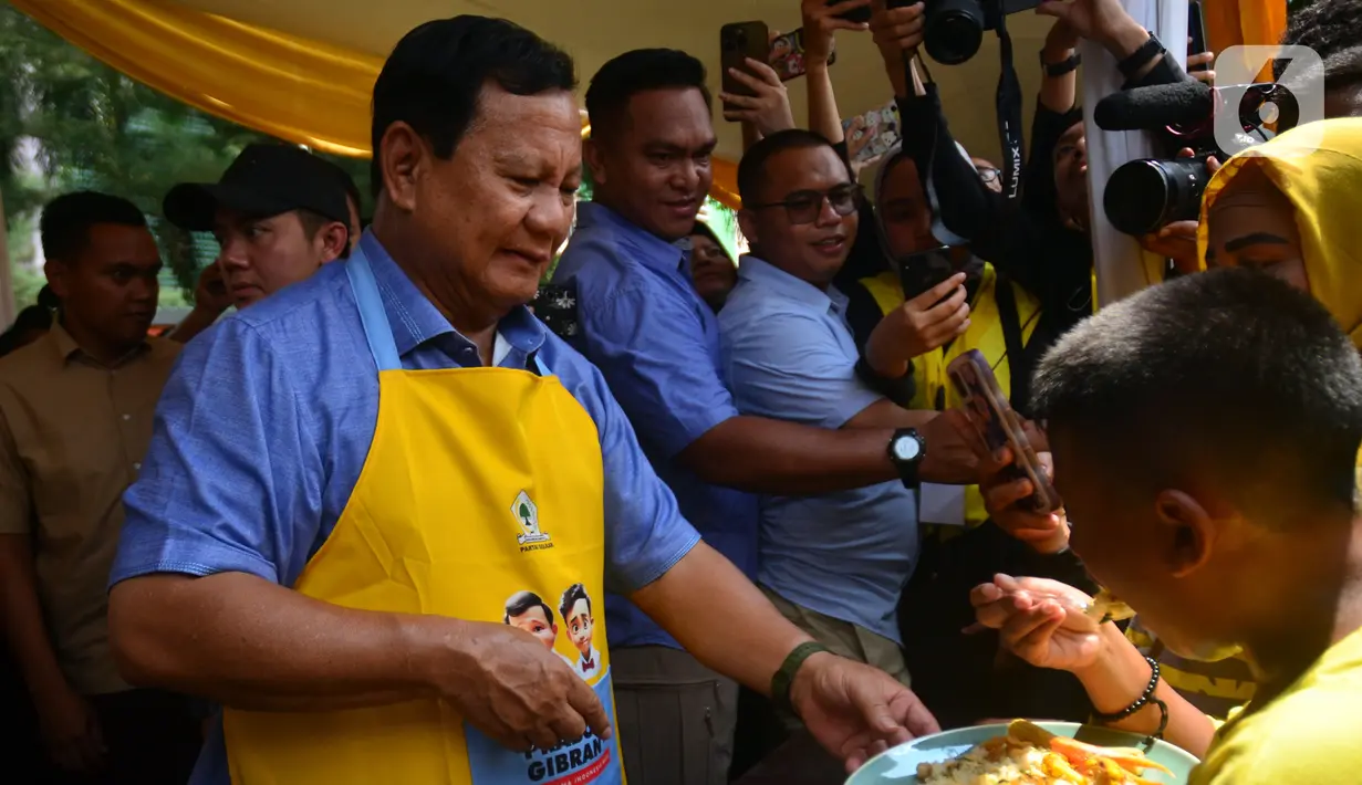 Prabowo mengatakan dirinya hanya bisa memasak nasi goreng. Namun, dia menuturkan nasi goreng buatannya memiliki rasa yang enak. (merdeka.com/Arie Basuki)