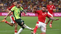 Calvin Verdonk mencoba menahan tendangan Martin Boyle saat Australia menang telak 5-1 atas Timnas Indonesia pada lanjutan Kualifikasi Piala Dunia 2026 di Sydney Football Stadium, Kamis (20/3/2025) sore WIB. (DAVID GRAY / AFP)