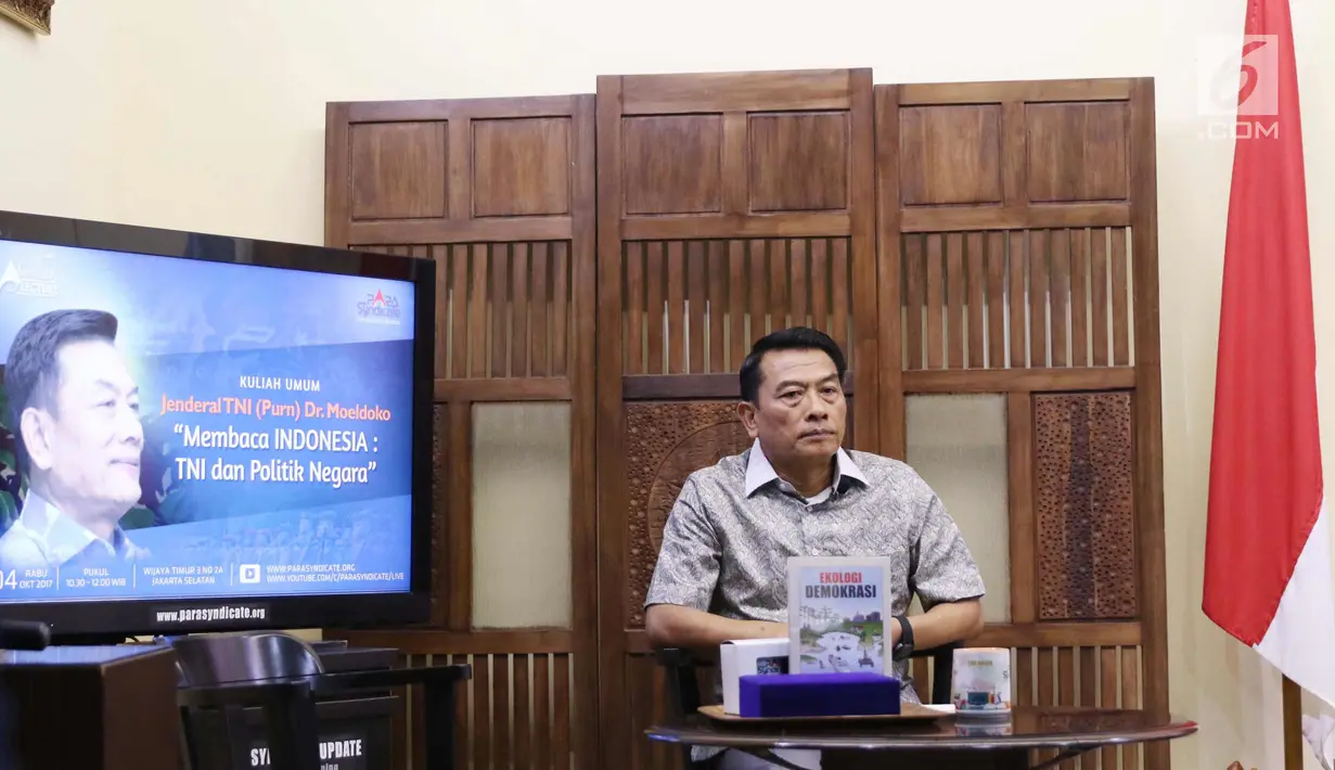 Ekspresi Panglima TNI Jenderal (Purn) Moeldoko saat menjadi pembicara dalam kuliah umum di Jakarta, Rabu (4/10). Kuliah umum ini bertajuk "Membaca Indonesia: TNI dan Politik Negara". (Liputan6.com/Angga Yuniar)