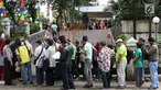 Antrean warga yang akan melakukan verifikasi pendaftaran mudik gratis bersama Jasa Raharja di Gedung Nyi Ageng Serang, Jakarta, Rabu (7/6). Jasa Raharja menyiapkan 500 bus dan 8 rangkaian kereta untuk program mudik gratis. (Liputan6.com/Immanuel Antonius)
