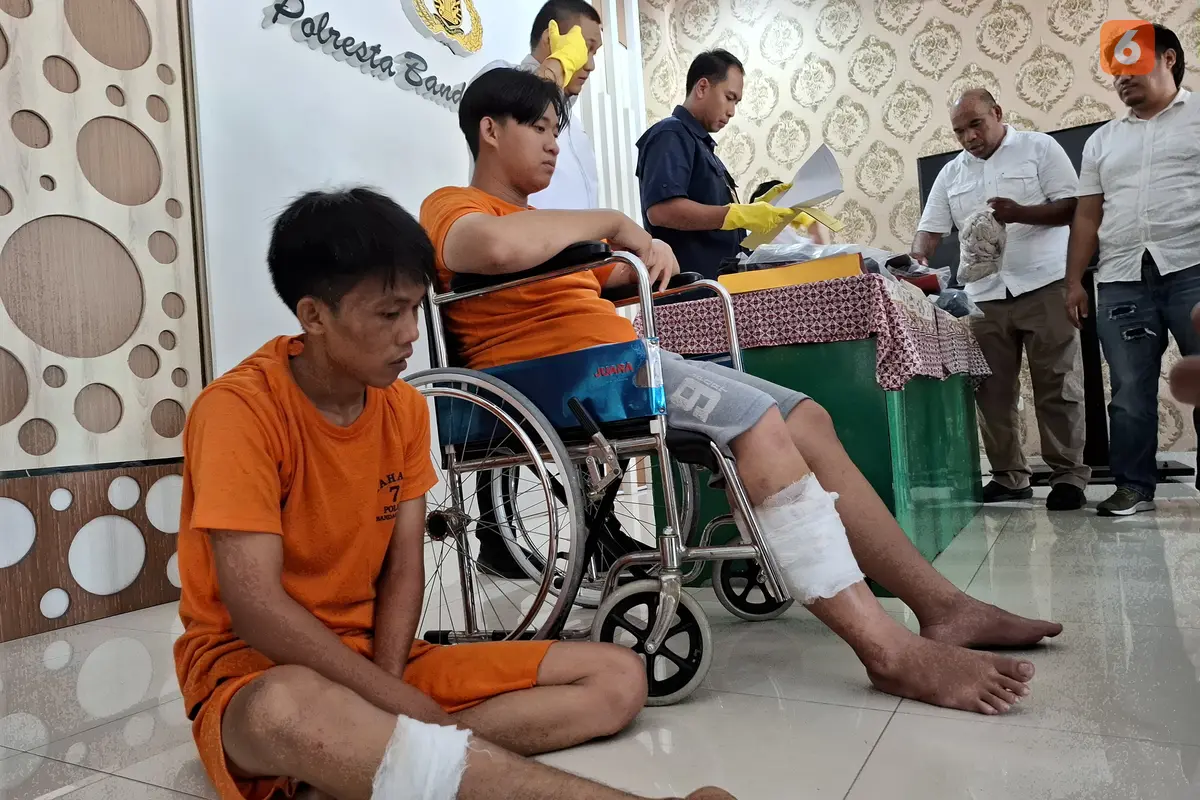 Polisi tembak kaki dua tersangka spesialis pencuri sepeda motor yang kerap beraksi di Bandar Lampung.  Foto : (Liputan6.com/Ardi).