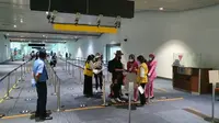 Cegah Monkeypox, Bandara Soekarno Hatta memperketat pengawasan kesehatan terhadap awak dan penumpang pesawat yang tiba dari luar negeri. (Liputan6.com/Pramita Tristiawati)