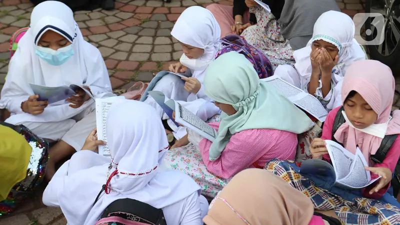 Menunggu Waktu Berbuka Puasa di Masjid Raya Jakarta Islamic Center