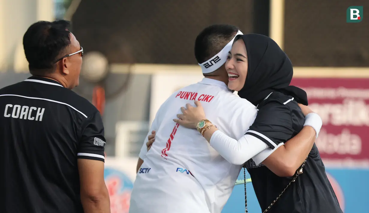 Citra Kirana juga memeluk suaminya setelah memenangkan pertandingan atas Rendy Pangalila dalam pertandingan tenis tunggal putra Turnamen Olahraga Selebriti Indonesia. (Bola.com/Abdul Aziz)