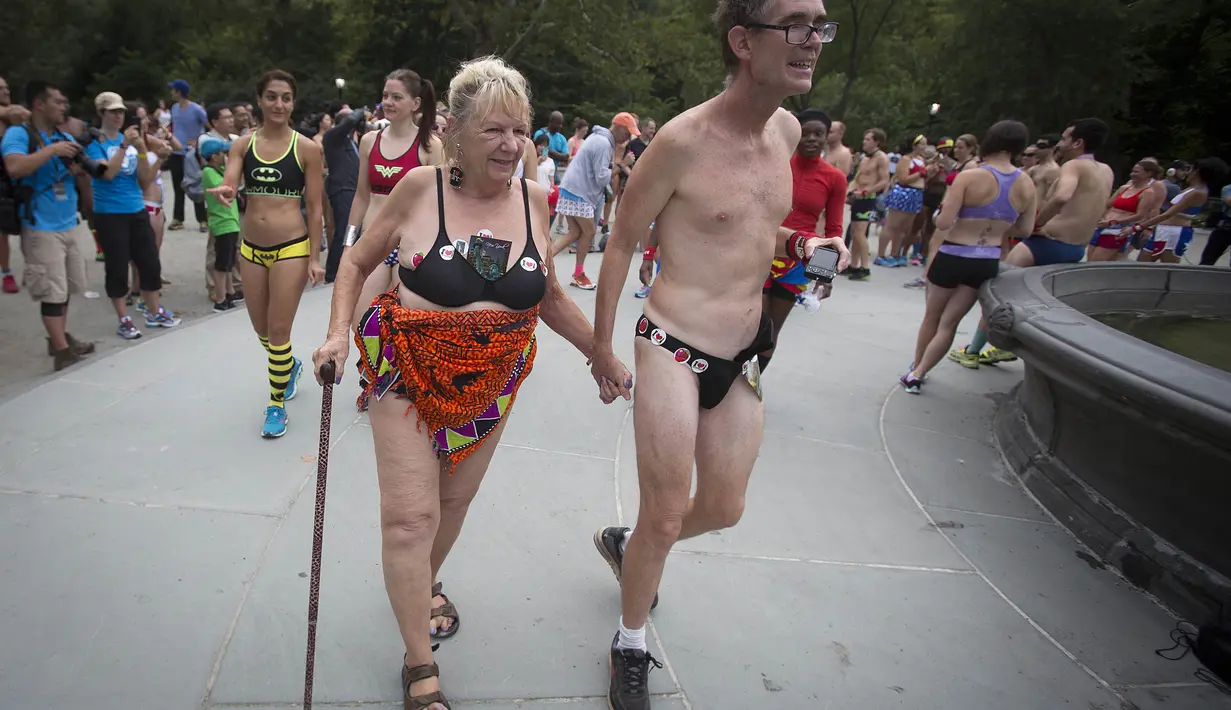 Sepasang suami istri terlihat ikut serta di acara Underwear Run di Central Park, New York, Jumat (2/8/14). (REUTERS/Carlo Allegri)