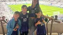 Gaya simple dan seksi juga diaplikasikan istri Lionel Messi Antonella Rocuzzo yang nonton piala dunia bareng tiga putranya Thiago, Mateo, dan Ciro. 
[@antonelaroccuzzo]