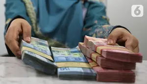 Teller menunjukkan mata uang rupiah di bank, Jakarta, Rabu (22/1/2020). Gubernur Bank Indonesia Perry Warjiyo mengatakan penguatan nilai tukar rupiah yang belakangan terjadi terhadap dolar Amerika Serikat sejalan dengan fundamental ekonomi Indonesia dan mekanisme pasar. (Liputan6.com/Angga Yuniar)