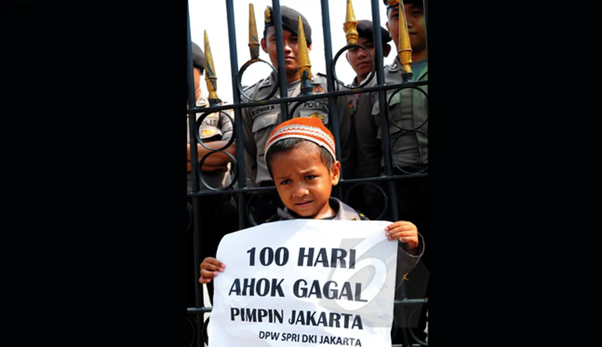 Massa yang terdiri dari wanita dan anak-anak menggelar demo di depan Balaikota, Jakarta, Jumat (27/2/2015). Mereka menilai Gubernur Ahok gagal menjalankan pemerintahan dalam 100 hari (Liputan6.com/Faisal R Syam)
