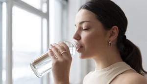 Dengan meminum air yang cukup, memilih makanan padat, makan dengan penuh kesadaran, dan tidak terburu-buru saat makan menjadi cara untuk mengendalikan rasa lapar. [Dok/freepik.com]